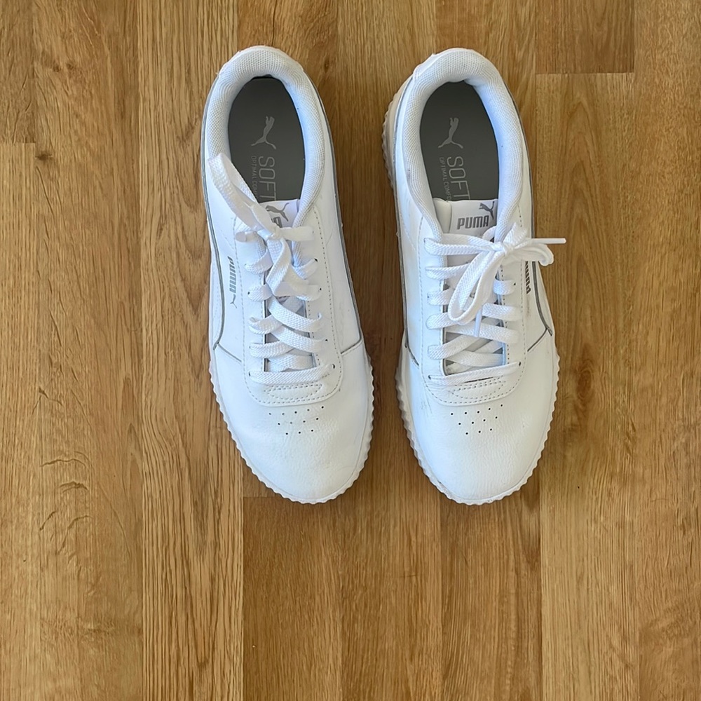White puma sneakers